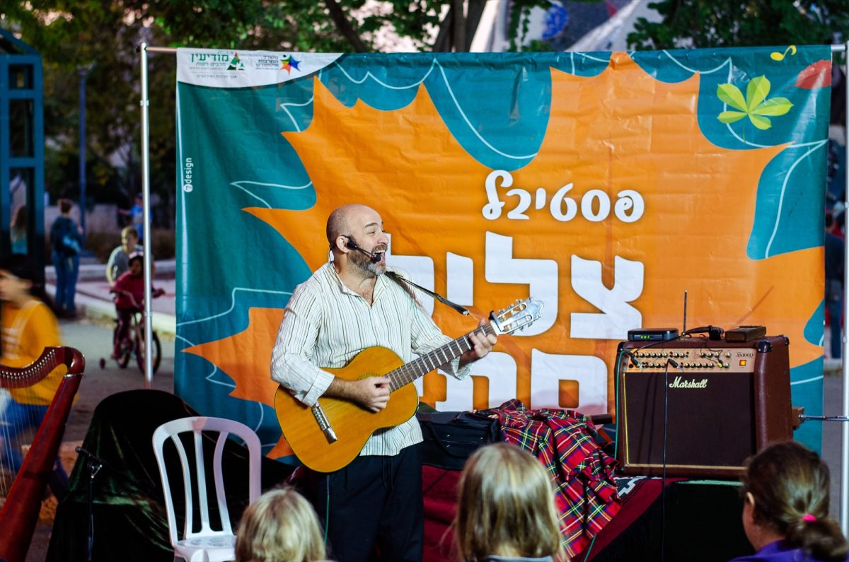 Tal Kravitz performing in Modiin